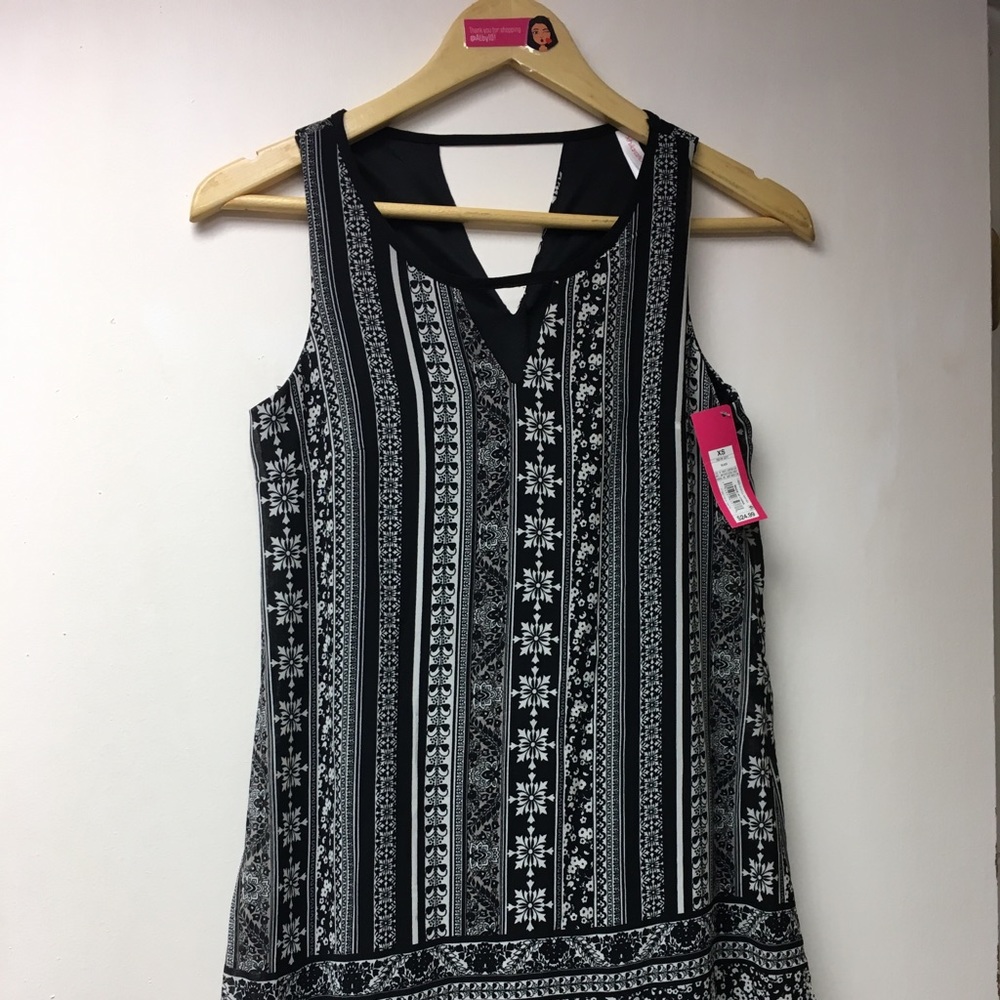 Short black/white dress